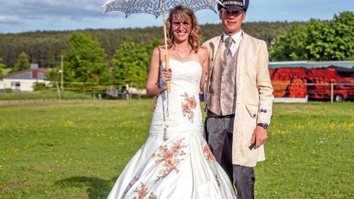 Pia und Christian Reinecke vom Verein „Black Boots“ aus Erfurt haben Hochzeitskleid und Hochzeitsanzug in ein zünftiges Country-Outfit umgearbeitet – und waren der Hingucker beim Countryfest in Bücheloh. Aber auch deren Club-Kameraden (Bilder rechts) legten eine flotte Sohle hin. Samstag trat die Band „Texas Heat“ auf (Bild links oben).Foto: Andreas Heckel