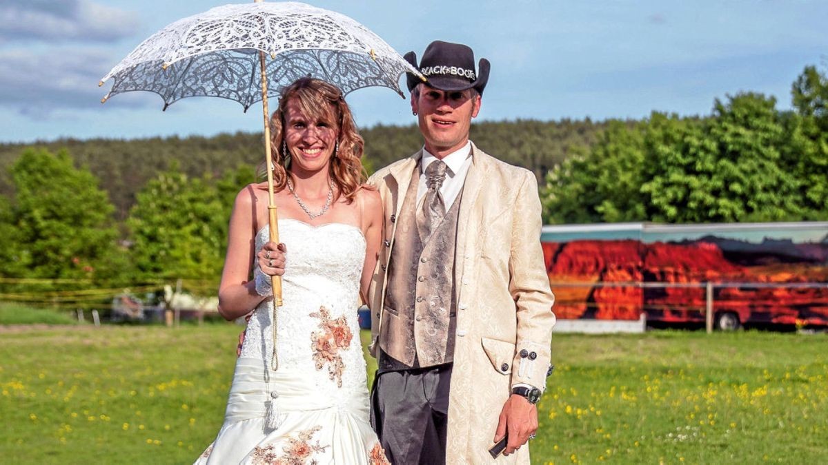 Pia und Christian Reinecke vom Verein „Black Boots“ aus Erfurt haben Hochzeitskleid und Hochzeitsanzug in ein zünftiges Country-Outfit umgearbeitet – und waren der Hingucker beim Countryfest in Bücheloh.