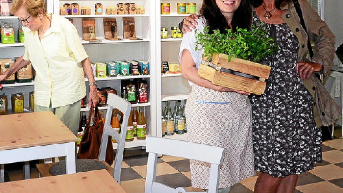 Diana Hoffmann (l.) hat den Hofladen neu eröffnet. Vorbesitzerin Dorrit Schulze Uhrich gratulierte.Foto: