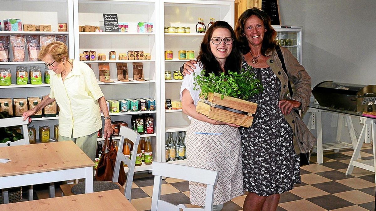 Diana Hoffmann (l.) hat den Hofladen neu eröffnet. Vorbesitzerin Dorrit Schulze Uhrich gratulierte.