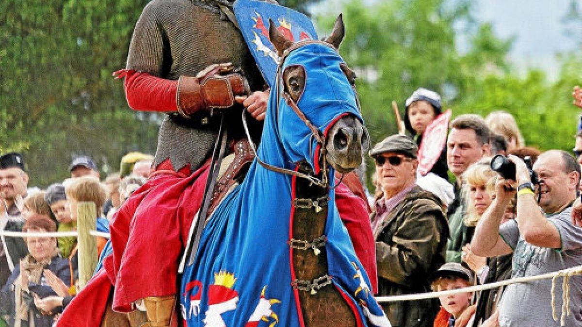 Zu einem Zentrum des 13. Jahrhunderts will André Görlach, hier in der Rolle des Thüringer Landgrafen, die Brandenburg in Lauchröden machen. Ein Treffen von Fachleuten aus dieser Epoche eine Woche lang soll dafür die Initialzündung sein.Foto: Sascha Willms