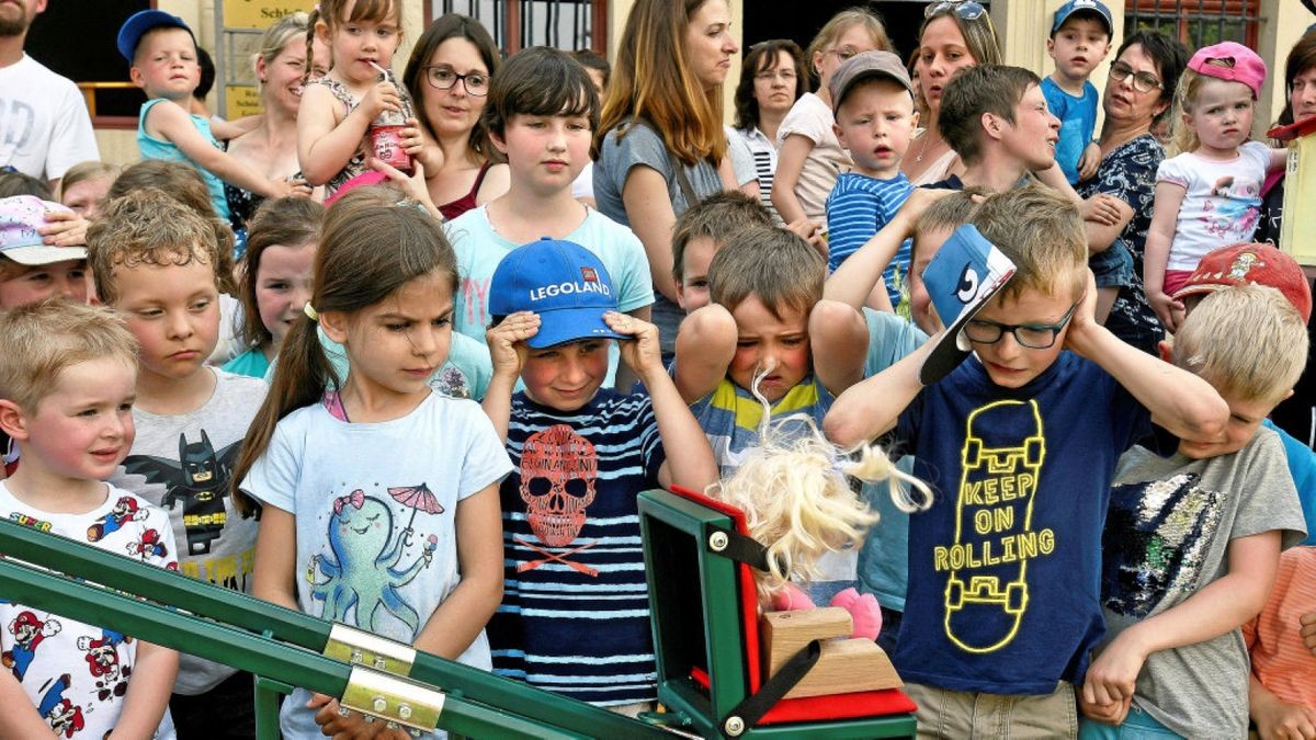 Beim Verkehrssicherheitstag für Eltern und Kinder der Verkehrswacht Wartburgkreis auf der Wiese vor dem Schloss in Bischofroda rückte der kleine Gurtschlitten mit einer Puppe ins Interesse der Kinder. Die drei Jungen, die sich den Kopf halten, wissen, was der Puppe in nächster Sekunde blüht.