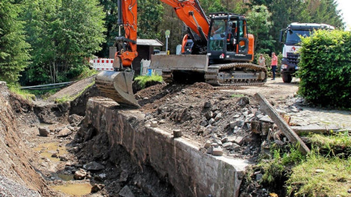 In Cleysingen wird derzeit die Brücke über den Mühlgraben erneuert. Deshalb ist die Straße nach Ellrich für den Durchgangsverkehr voll gesperrt.Foto: Hans-Peter Blum