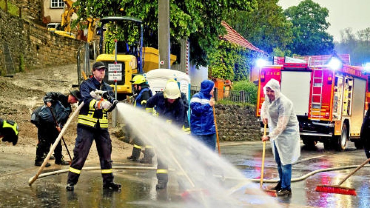 34 Feuerwehrleute der Wehren aus Wendehausen, Diedorf und Lengenfeld unterm Stein sowie Mitarbeiter des Südeichsfelder Bauhofes waren über Stunden damit beschäftigt, den Schlamm zu beseitigen und voll gelaufene Keller auszupumpen. Foto: Daniel Volkmann