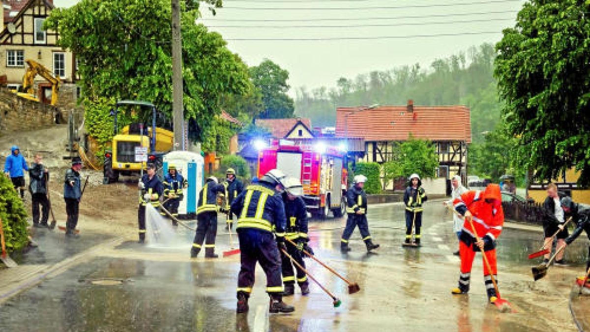 34 Feuerwehrleute der Wehren aus Wendehausen, Diedorf und Lengenfeld unterm Stein sowie Mitarbeiter des Südeichsfelder Bauhofes waren über Stunden damit beschäftigt, den Schlamm zu beseitigen und voll gelaufene Keller auszupumpen. Foto: Daniel Volkmann