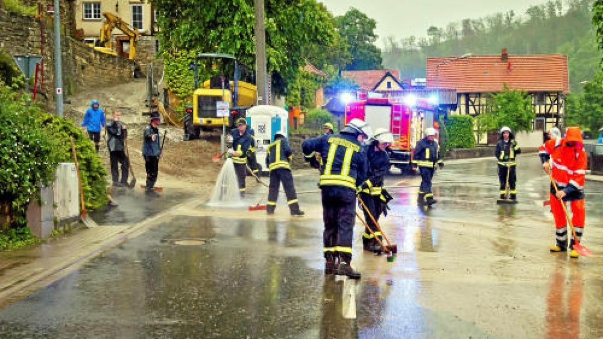 34 Feuerwehrleute der Wehren aus Wendehausen, Diedorf und Lengenfeld unterm Stein sowie Mitarbeiter des Südeichsfelder Bauhofes waren über Stunden damit beschäftigt, den Schlamm zu beseitigen und voll gelaufene Keller auszupumpen. Foto: Daniel Volkmann