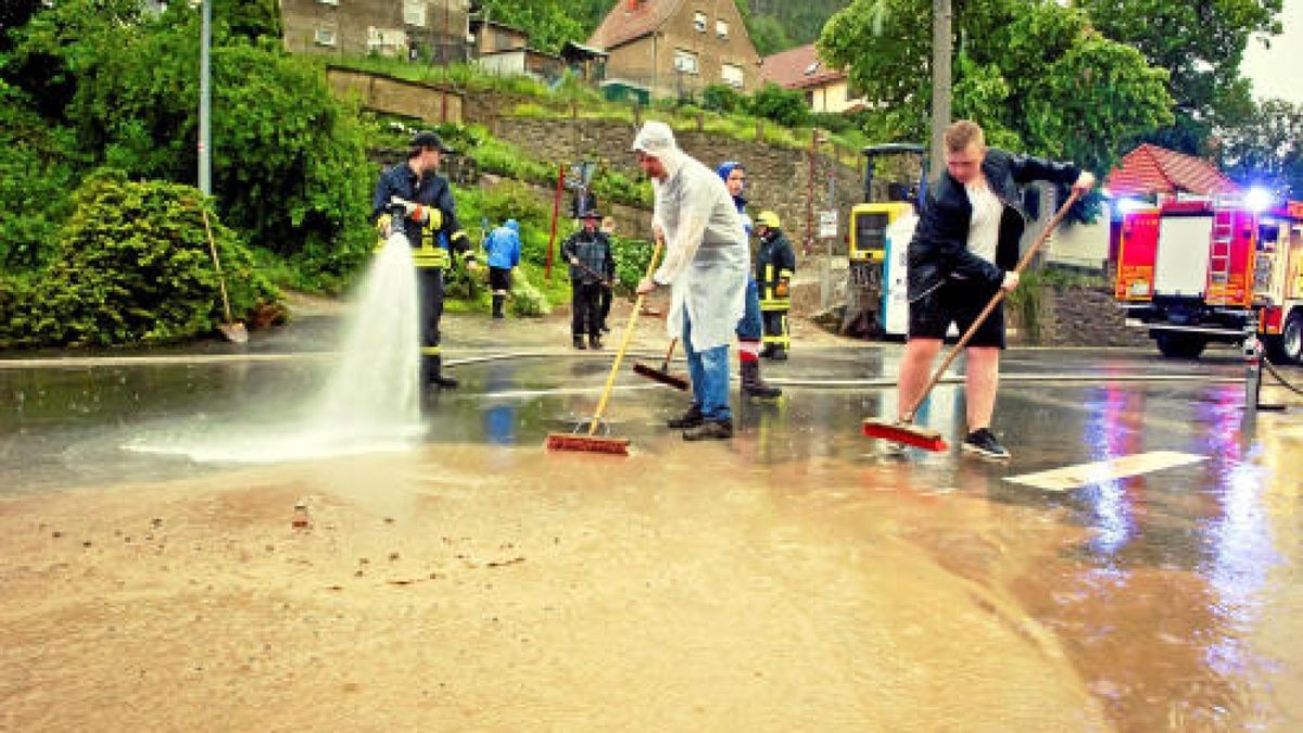 34 Feuerwehrleute der Wehren aus Wendehausen, Diedorf und Lengenfeld unterm Stein sowie Mitarbeiter des Südeichsfelder Bauhofes waren über Stunden damit beschäftigt, den Schlamm zu beseitigen und voll gelaufene Keller auszupumpen. Foto: Daniel Volkmann