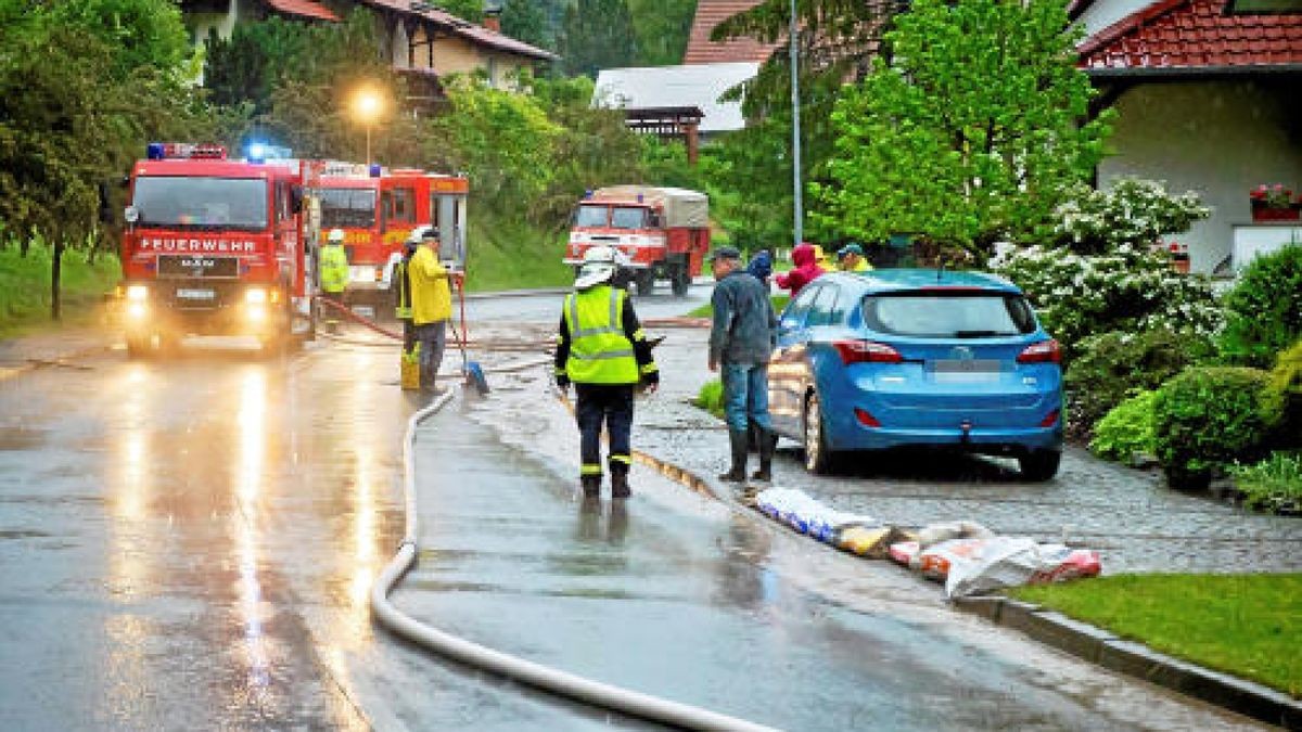 34 Feuerwehrleute der Wehren aus Wendehausen, Diedorf und Lengenfeld unterm Stein sowie Mitarbeiter des Südeichsfelder Bauhofes waren über Stunden damit beschäftigt, den Schlamm zu beseitigen und voll gelaufene Keller auszupumpen. Foto: Daniel Volkmann