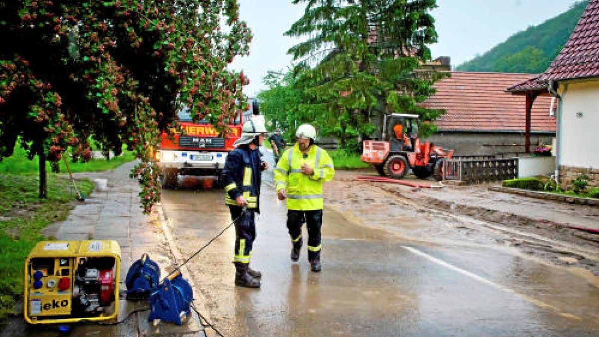 34 Feuerwehrleute der Wehren aus Wendehausen, Diedorf und Lengenfeld unterm Stein sowie Mitarbeiter des Südeichsfelder Bauhofes waren über Stunden damit beschäftigt, den Schlamm zu beseitigen und voll gelaufene Keller auszupumpen. Foto: Daniel Volkmann