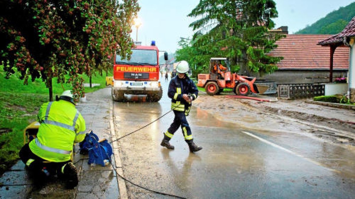 34 Feuerwehrleute der Wehren aus Wendehausen, Diedorf und Lengenfeld unterm Stein sowie Mitarbeiter des Südeichsfelder Bauhofes waren über Stunden damit beschäftigt, den Schlamm zu beseitigen und voll gelaufene Keller auszupumpen. Foto: Daniel Volkmann