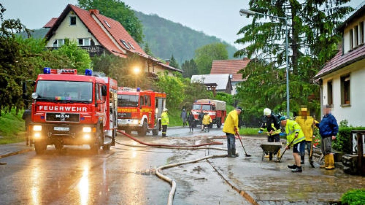 34 Feuerwehrleute der Wehren aus Wendehausen, Diedorf und Lengenfeld unterm Stein sowie Mitarbeiter des Südeichsfelder Bauhofes waren über Stunden damit beschäftigt, den Schlamm zu beseitigen und voll gelaufene Keller auszupumpen. Foto: Daniel Volkmann