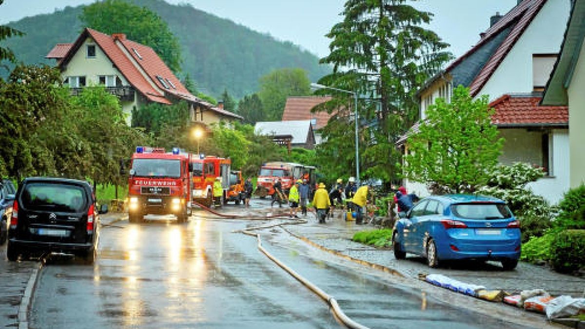 34 Feuerwehrleute der Wehren aus Wendehausen, Diedorf und Lengenfeld unterm Stein sowie Mitarbeiter des Südeichsfelder Bauhofes waren über Stunden damit beschäftigt, den Schlamm zu beseitigen und voll gelaufene Keller auszupumpen. Foto: Daniel Volkmann