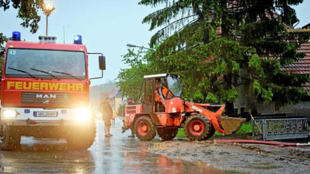 34 Feuerwehrleute der Wehren aus Wendehausen, Diedorf und Lengenfeld unterm Stein sowie Mitarbeiter des Südeichsfelder Bauhofes waren über Stunden damit beschäftigt, den Schlamm zu beseitigen und voll gelaufene Keller auszupumpen. Foto: Daniel Volkmann