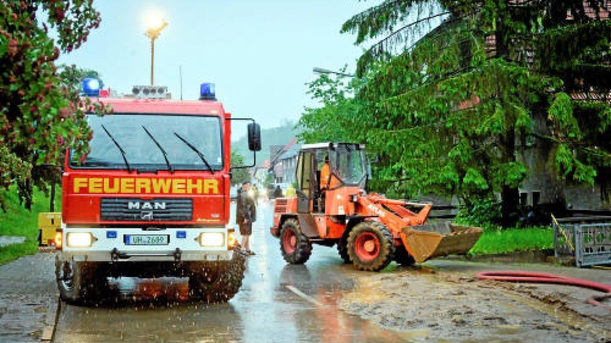 34 Feuerwehrleute der Wehren aus Wendehausen, Diedorf und Lengenfeld unterm Stein sowie Mitarbeiter des Südeichsfelder Bauhofes waren über Stunden damit beschäftigt, den Schlamm zu beseitigen und voll gelaufene Keller auszupumpen. Foto: Daniel Volkmann