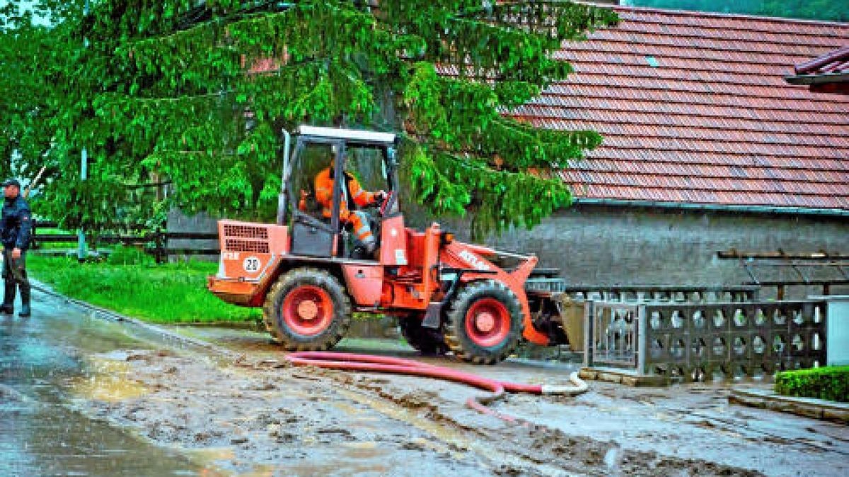 34 Feuerwehrleute der Wehren aus Wendehausen, Diedorf und Lengenfeld unterm Stein sowie Mitarbeiter des Südeichsfelder Bauhofes waren über Stunden damit beschäftigt, den Schlamm zu beseitigen und voll gelaufene Keller auszupumpen. Foto: Daniel Volkmann