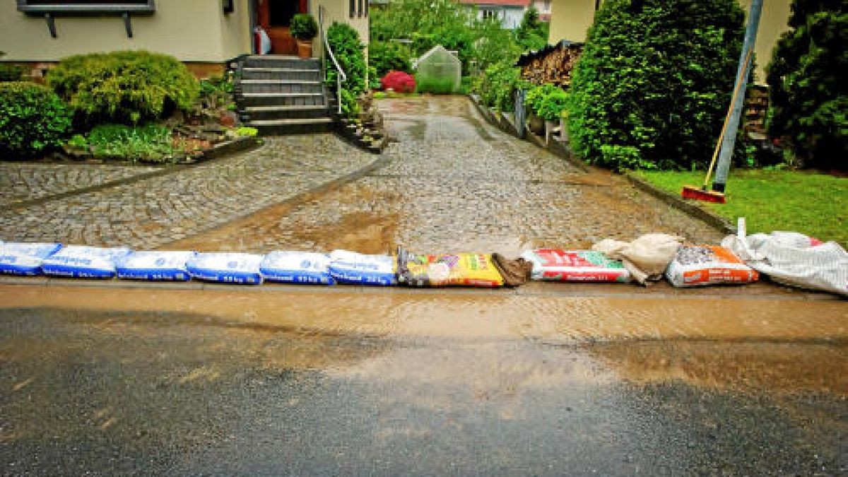 34 Feuerwehrleute der Wehren aus Wendehausen, Diedorf und Lengenfeld unterm Stein sowie Mitarbeiter des Südeichsfelder Bauhofes waren über Stunden damit beschäftigt, den Schlamm zu beseitigen und voll gelaufene Keller auszupumpen. Foto: Daniel Volkmann