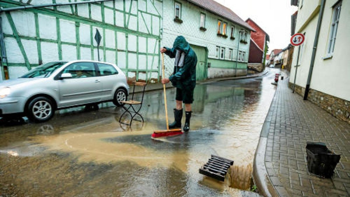 Unwetter mit Starkregen hat auch in Lengefeld für Überflutungen auf Straßen geführt. Foto: Alexander Volkmann