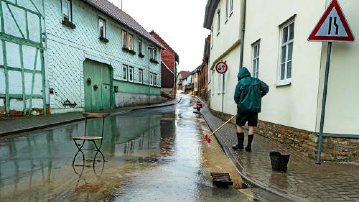 Unwetter mit Starkregen hat auch in Lengefeld für Überflutungen auf Straßen geführt. Foto: Alexander Volkmann