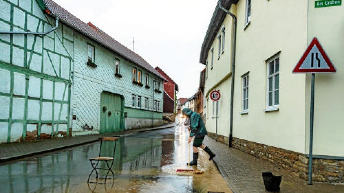 Unwetter mit Starkregen hat auch in Lengefeld für Überflutungen auf Straßen geführt. Foto: Alexander Volkmann