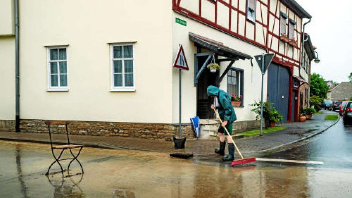 Unwetter mit Starkregen hat auch in Lengefeld für Überflutungen auf Straßen geführt. Foto: Alexander Volkmann