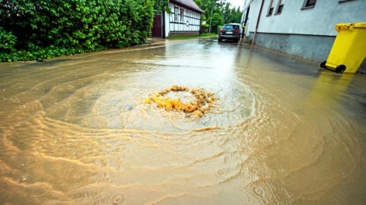 Unwetter mit Starkregen hat auch in Lengefeld für Überflutungen auf Straßen geführt. Foto: Alexander Volkmann