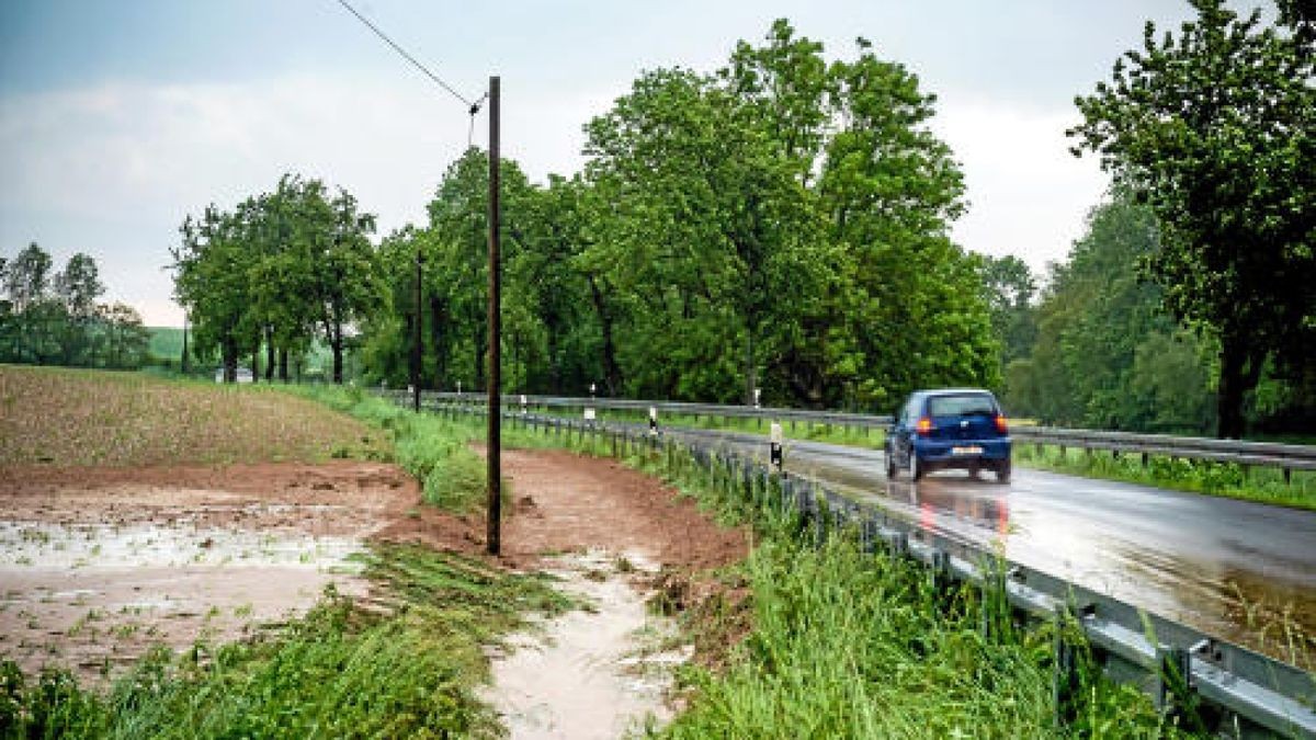 Unwetter mit Starkregen hat auch in Lengefeld für Überflutungen auf Straßen geführt. Foto: Alexander Volkmann