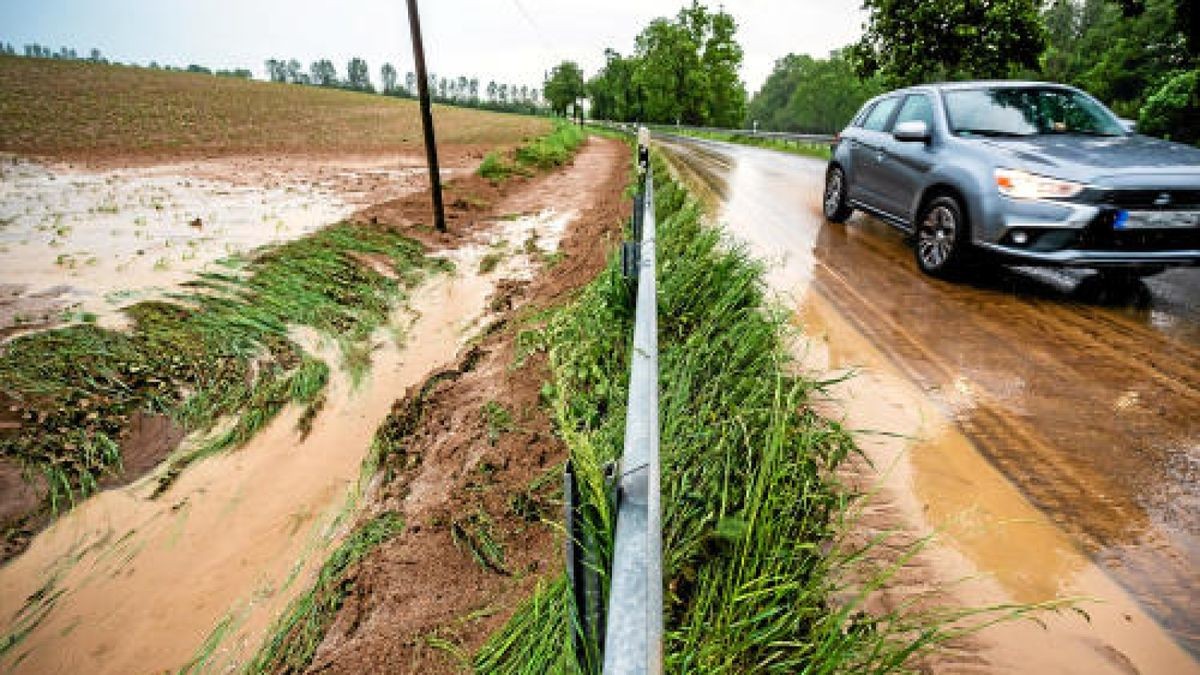 Unwetter mit Starkregen hat auch in Lengefeld für Überflutungen auf Straßen geführt. Foto: Alexander Volkmann