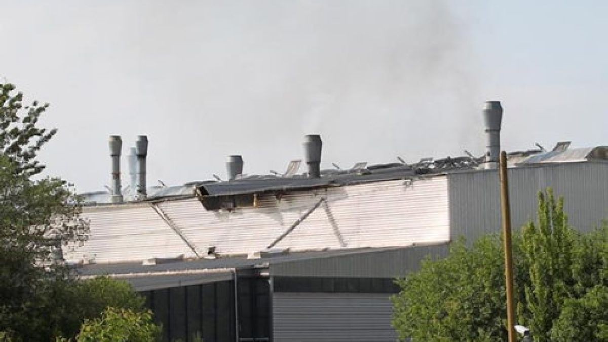 Vier Mitarbeiter trugen leichte Verletzungen davon, als es gestern Nachmittag zu einer Verpuffung brennbarer Gase in einer Maschine einer Recycling-Firma für Metall- und Kunststoffabfälle in RockenÂ­sußra gekommen war. Das teilte eine Sprecherin der LandesÂ­polizeiinspektion Nordhausen auf Nachfrage mit. Zur Ursache des Zwischenfalls konnte sie gestern noch keine Angaben machen. Alle verletzten Personen seien zur Beobachtung in ein Krankenhaus eingeliefert worden. Die Verpuffung hatte einen Brand an einem der Firmengebäude ausgelöst. Das Feuer war gestern Abend zu Redaktionsschluss noch nicht unter KonÂ­trolle. Die Polizeisprecherin geht davon aus, dass der Schaden am Gebäude und der Â­Maschine 100.000 Euro übersteigt.Foto: Silvio Dietzel