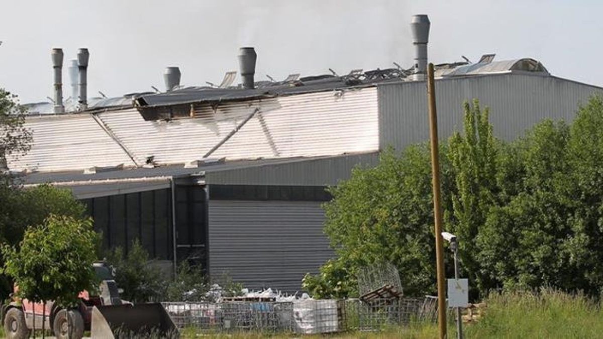 Bei einem Brand in einem Recycling-Unternehmen in Rockensußra sind am Dienstagnachmittag vier Mitarbeiter verletzt worden.