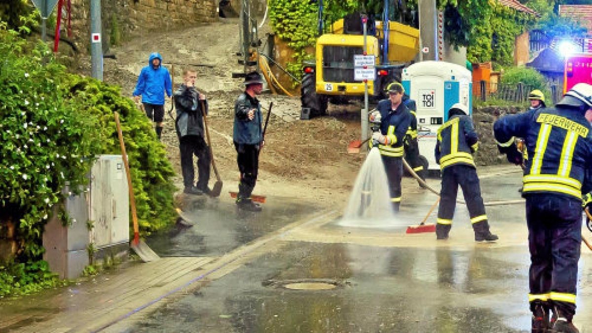 Stark hatte das Unwetter in Wendehausen gewütet. Mehrere Straßen waren überspült. Vereint kehrten Feuerwehrleute und Bewohner die betroffenen Abschnitte frei. Foto: Daniel Volkmann