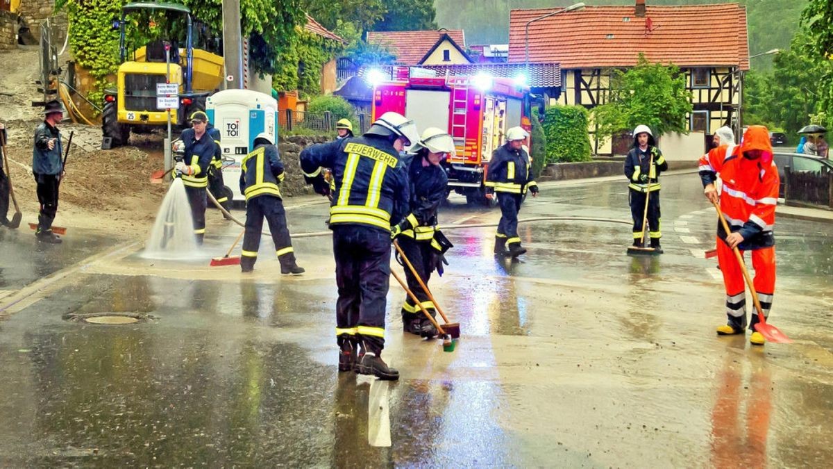 Stark hatte das Unwetter in Wendehausen gewütet. Mehrere Straßen waren überspült. Vereint kehrten Feuerwehrleute und Bewohner die betroffenen Abschnitte frei.