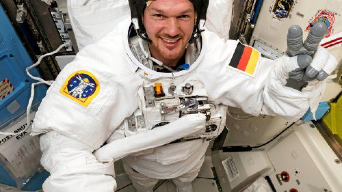 Alexander Gerst bereitet sich bei seinem Einsatz im vergangenen Jahr auf der ISS-Raumstation zu einen Ausstieg ins Weltall vor. Foto: ESA/Alexander Gerst/dpa