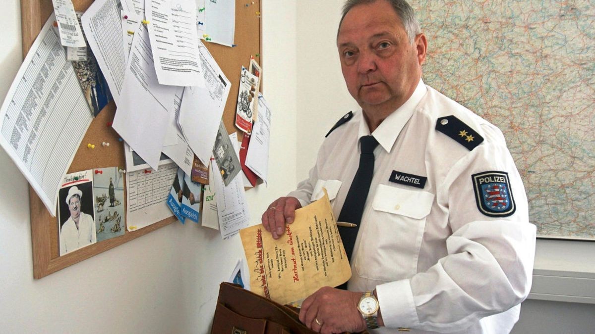 Polizeioberrat Hartmut Wachtel räumt seinen Arbeitsplatz in der Polizeiinspektion in Sondershausen und packt seine Tasche, die ihn über 44 Jahre durch seine Dienstzeit begleitet hat. Sein Vater trug sie zuvor schon zum Dienst.