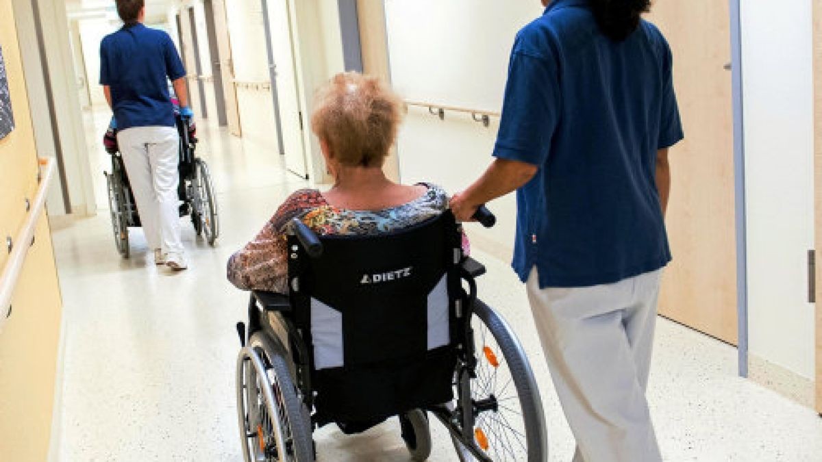 ARCHIV - 05.09.2018, Hamburg: Zwei Pflegerinnen schieben in einem Klinikum Patienten mit Rollstühlen durch einen Flur. Im Kampf gegen die Personalnot in der Pflege will die Bundesregierung eine bessere Bezahlung durchsetzen, um zu mehr Fachkräften zu kommen. Foto: Daniel Bockwoldt/dpa +++ dpa-Bildfunk +++Foto: Daniel Bockwoldt