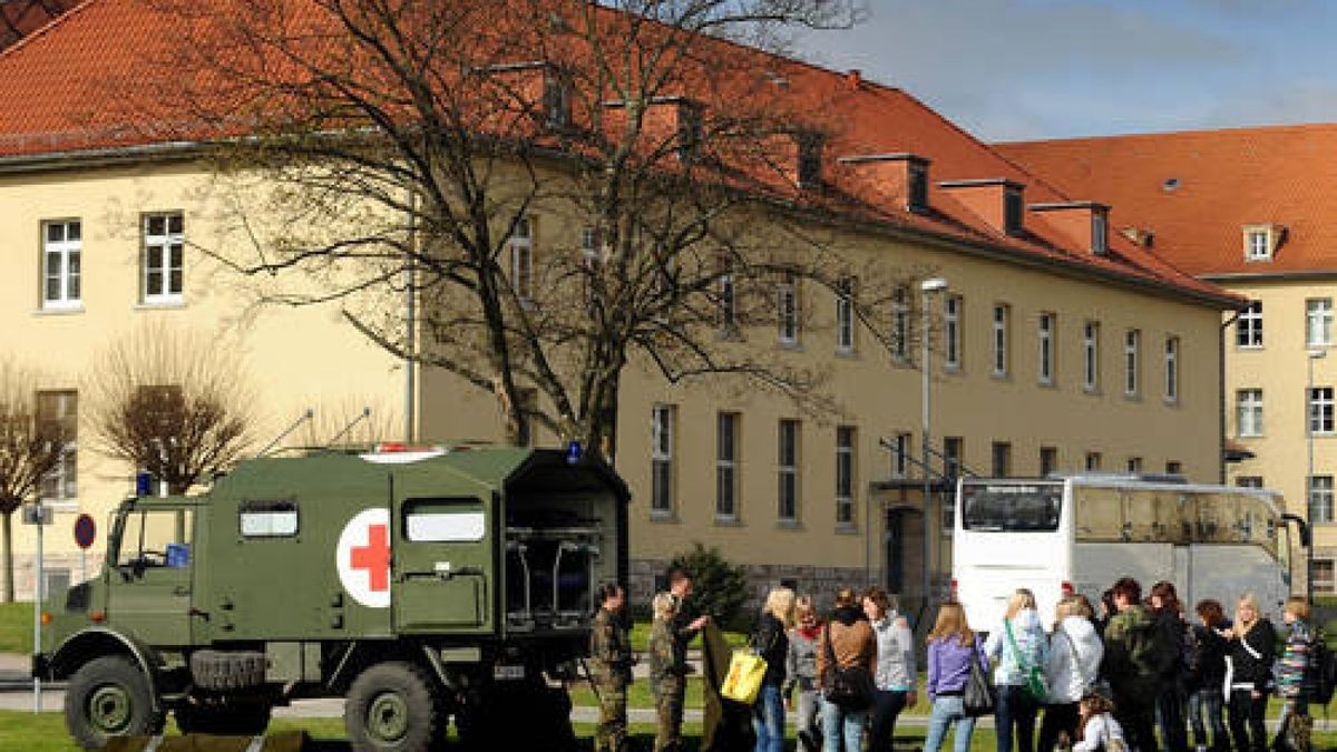 Junge Frauen in Panzern Mädchentag in der LöberfeldKaserne