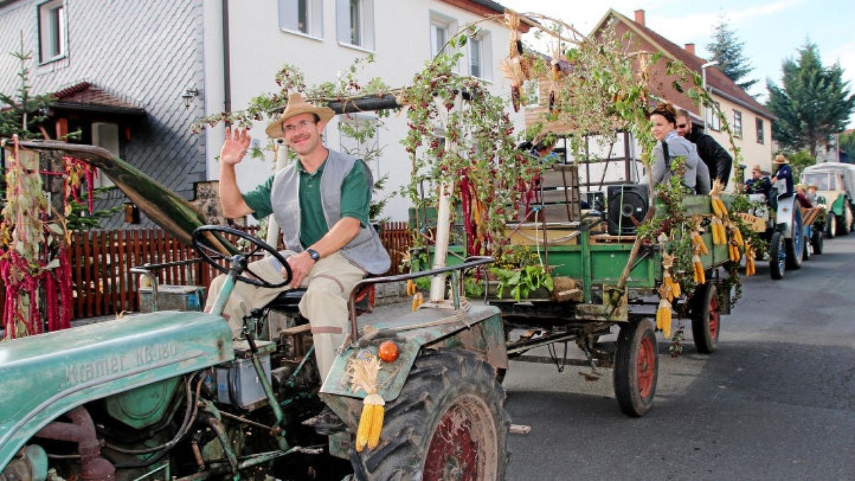 Heimatfreunde aus Hörselgau begeistern zum Erntedankfest mit alter Technik