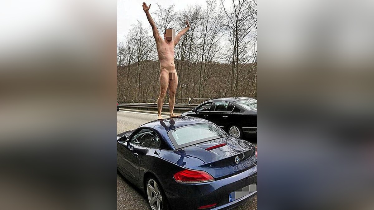 32-Jähriger springt nach Unfall nackt auf Autos herum – Polizei setzt  Pfefferspray ein