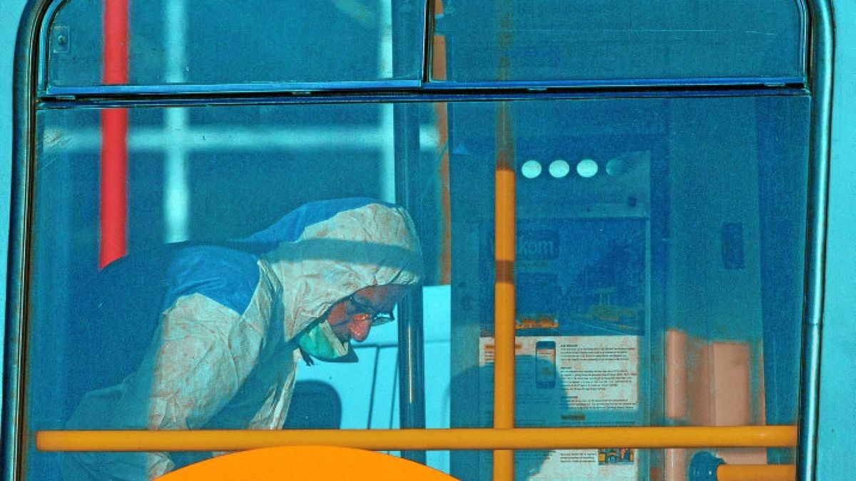 Ein Forensik-Experte sucht nach dem Anschlag in einer Straßenbahn nach Spuren. Foto: Peter Dejong/dpa