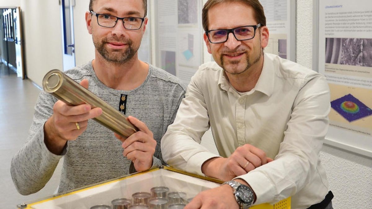 Matthias Schulz (links) und Roland Weidl vom Fraunhofer Institut in Hermsdorf mit Natrium-Nickel-Chlorid-Batterien. Foto: Ulrike Merkel