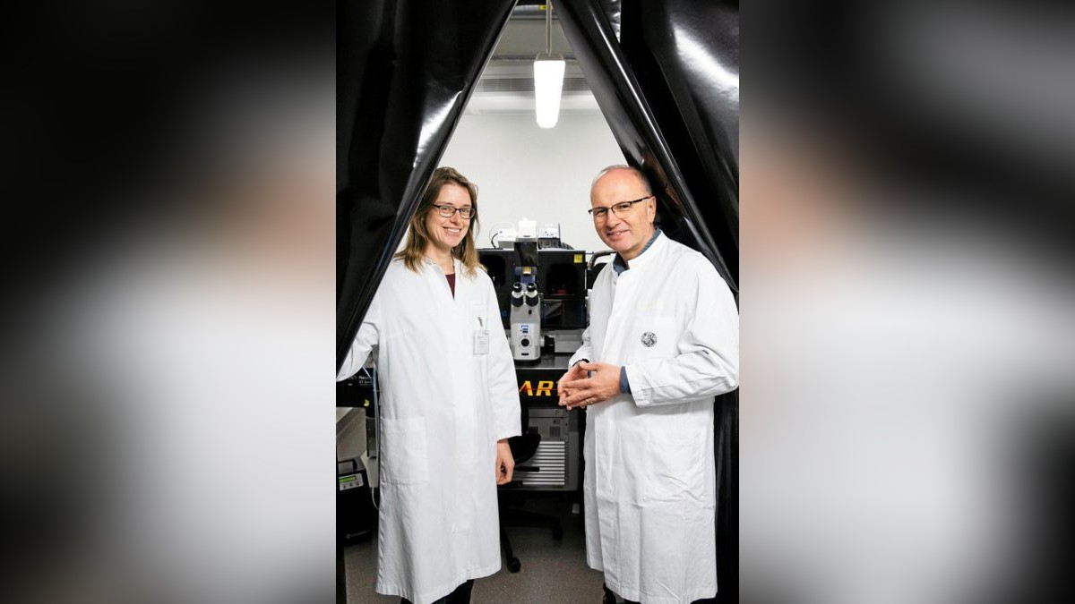 Ute Neugebauer (Leibniz-IPHT) und Michael Bauer (Leiter der Klinik für Anästhesiologie und Intensivmedizin, Uniklinikum Jena).Foto: S. Doering