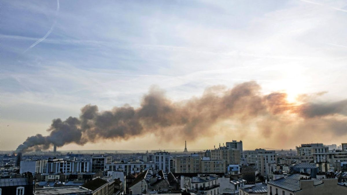 Der Rauch des Feuers war Montagabend über weiten Teilen der französischen Hauptstadt zu sehen. Foto: Jan Schmidt-Whitley/dpa