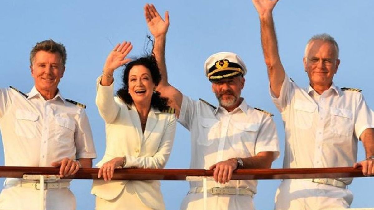 Das „Traumschiff“ sticht an Ostersonntag unter der Führung des Ersten Offiziers Martin Grimm (Daniel Morgenroth, 2.v.r.) in See. Foto: Dirk Bartling/ZDF