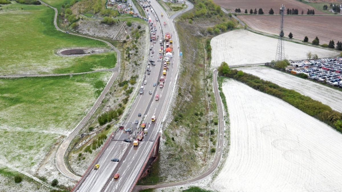 Mehr als 50 Fahrzeuge waren an dem Massencrash beteiligt.      Foto: Polizei Thüringen