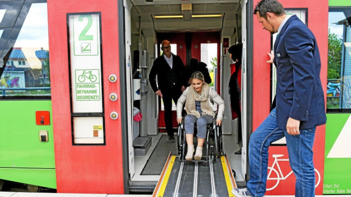 Zugbegleiter Christian Grosch hat in Vieselbach für Kristina Vogel die Faltrampe ausgelegt.