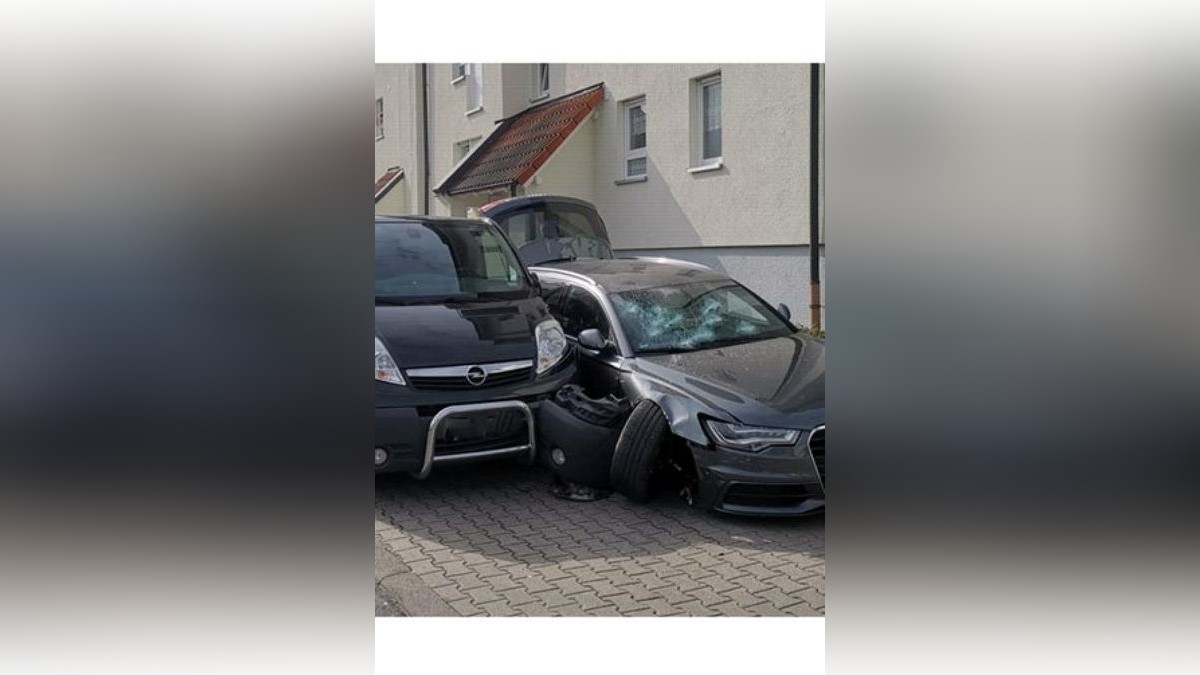 Zwei Autos wurden beschädigt. Foto: Landespolizeiinspektion