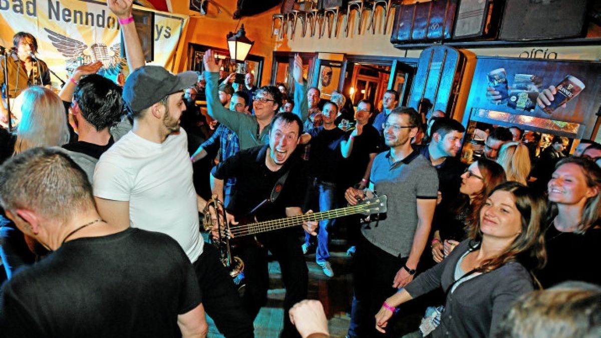 Die Musiker der „Bad Nenndorf Boys“ mischten sich im Irish Pub „O'Tooles“ unter die tanzende Menge. Ihr meist deutschsprachiger Ska-Punk sorgte für wenig Platz auf der Tanzfläche. Foto: Norman Meißner