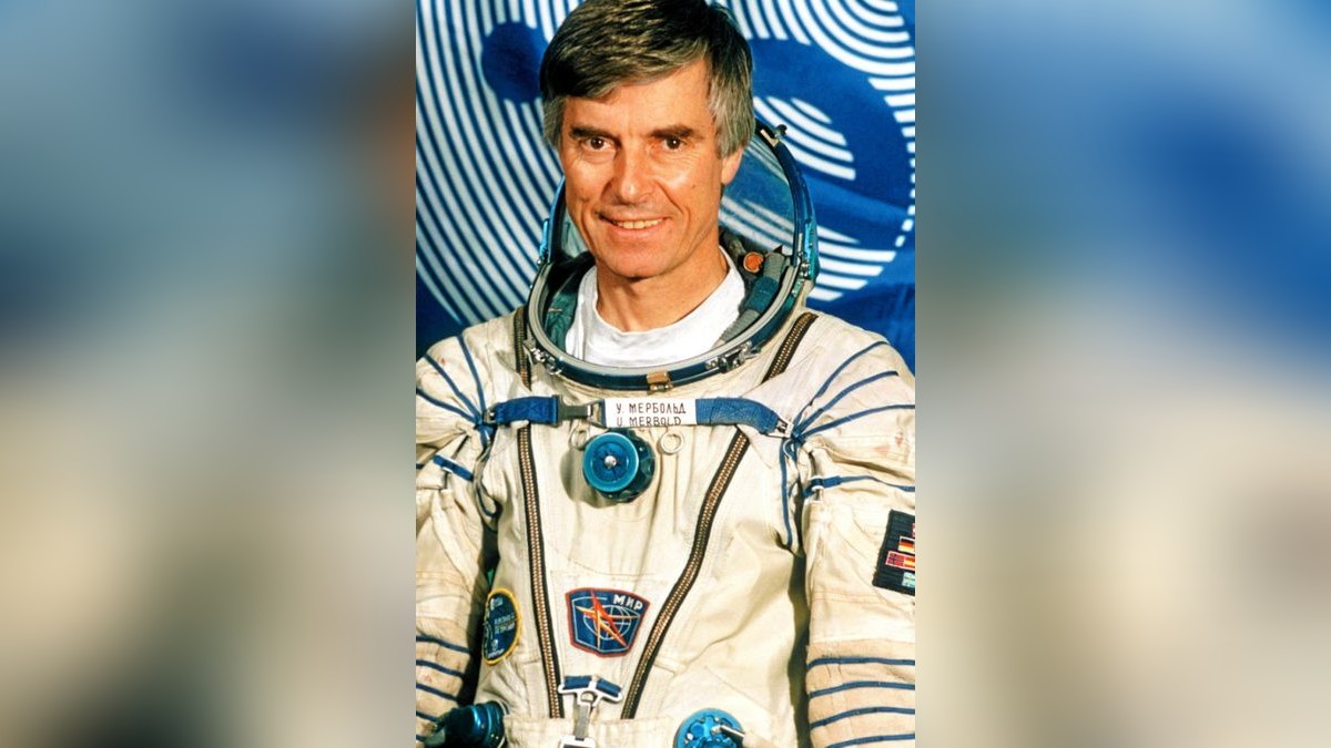 Der deutsche Astronaut Ulf Merbold in seinem Raumanzug im Gagarin-Trainingslager in der Nähe von Moskau, aufgenommen im August 1994. Archiv-Foto: Tass/dpa