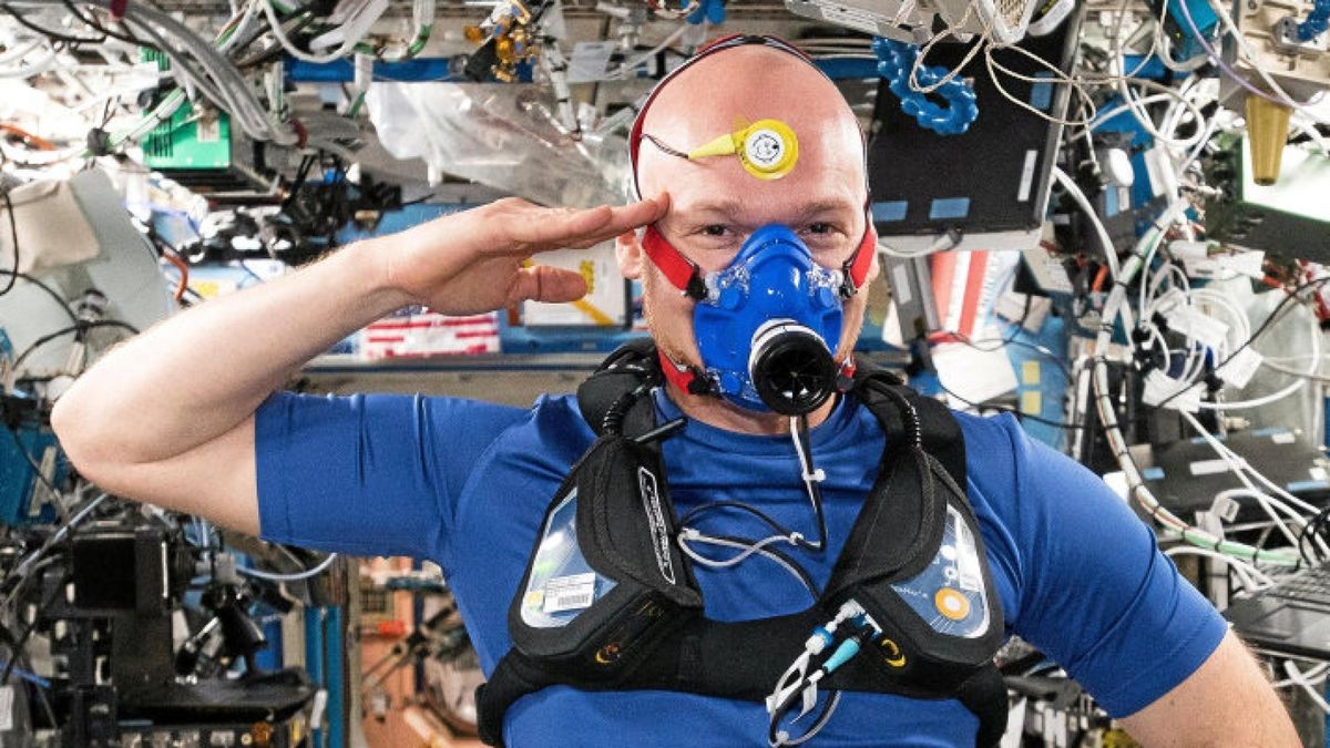 Alexander Gerst, Astronaut und Kommandant der ISS, salutiert scherzhaft beim Selfie während einer antrengenden Versuchsreihe zur Entwicklung neuer Textilien und Instrumente auf der Internationalen Weltraumstation ISS. Foto: Alexander Gerst/dpa