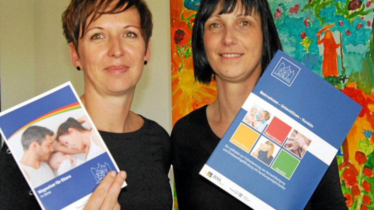 Sandra Wiegand (r.) vom Fachdienst Jugend und Bildung und Yvonne Hoyer-Bachmann vom Fachdienst Jugendhilfe werben für die Kinderschutz-Weiterbildung, die vom Freistaat gefördert wird. Foto: Thomas Stridde