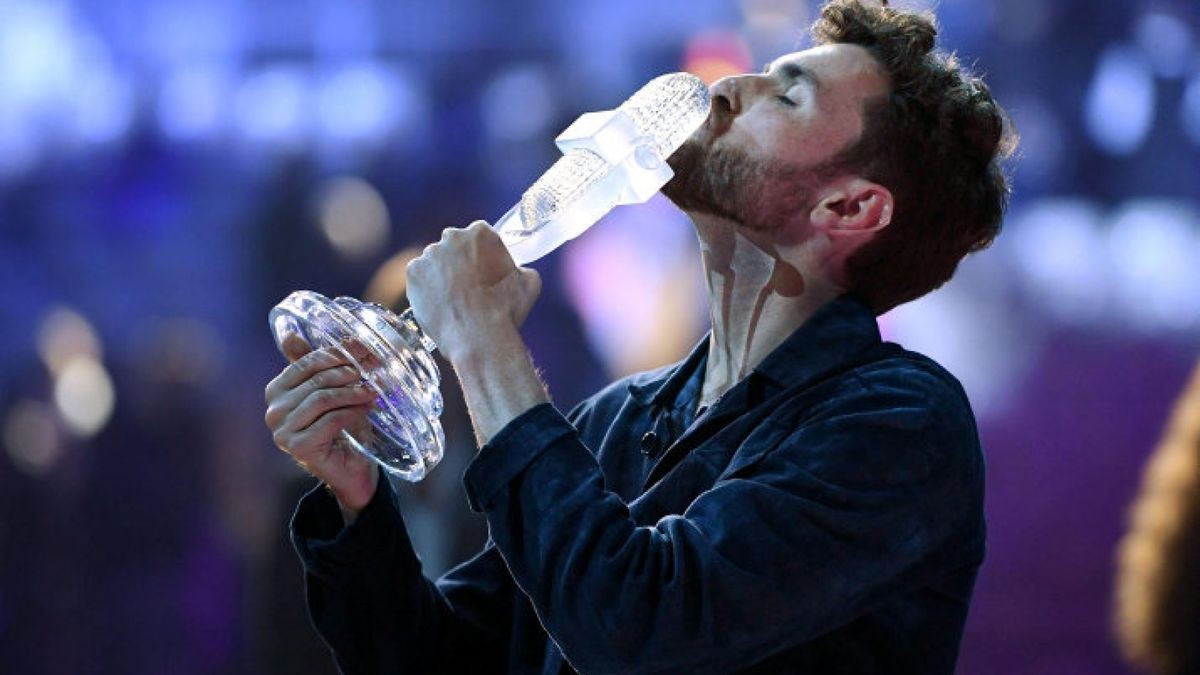 Duncan Laurence aus den Niederlanden feiert nach seinem Sieg und küsst die Trophäe. Foto: Antti Aimo-Koivisto